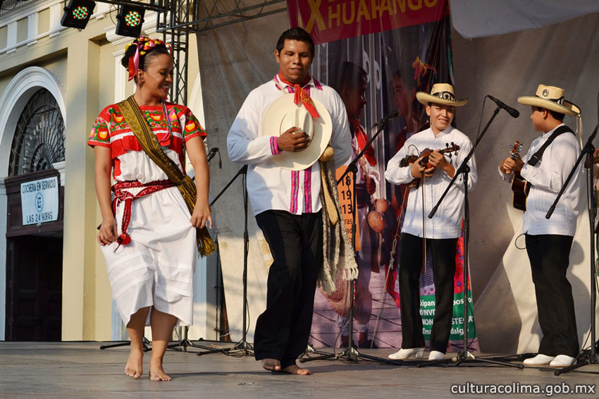 13-grupos-locales-y-el-trío-hidalguense-Armonía-Huasteca-participaron-en-el-X-Encuentro-de-Huapango-en-el-jardín-Libertad-7