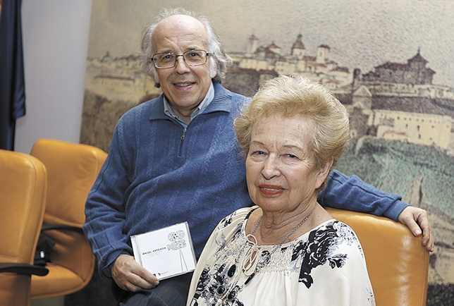 José Luis Temes con la viuda de Arteaga en la presentación del CD sobre música para el cine